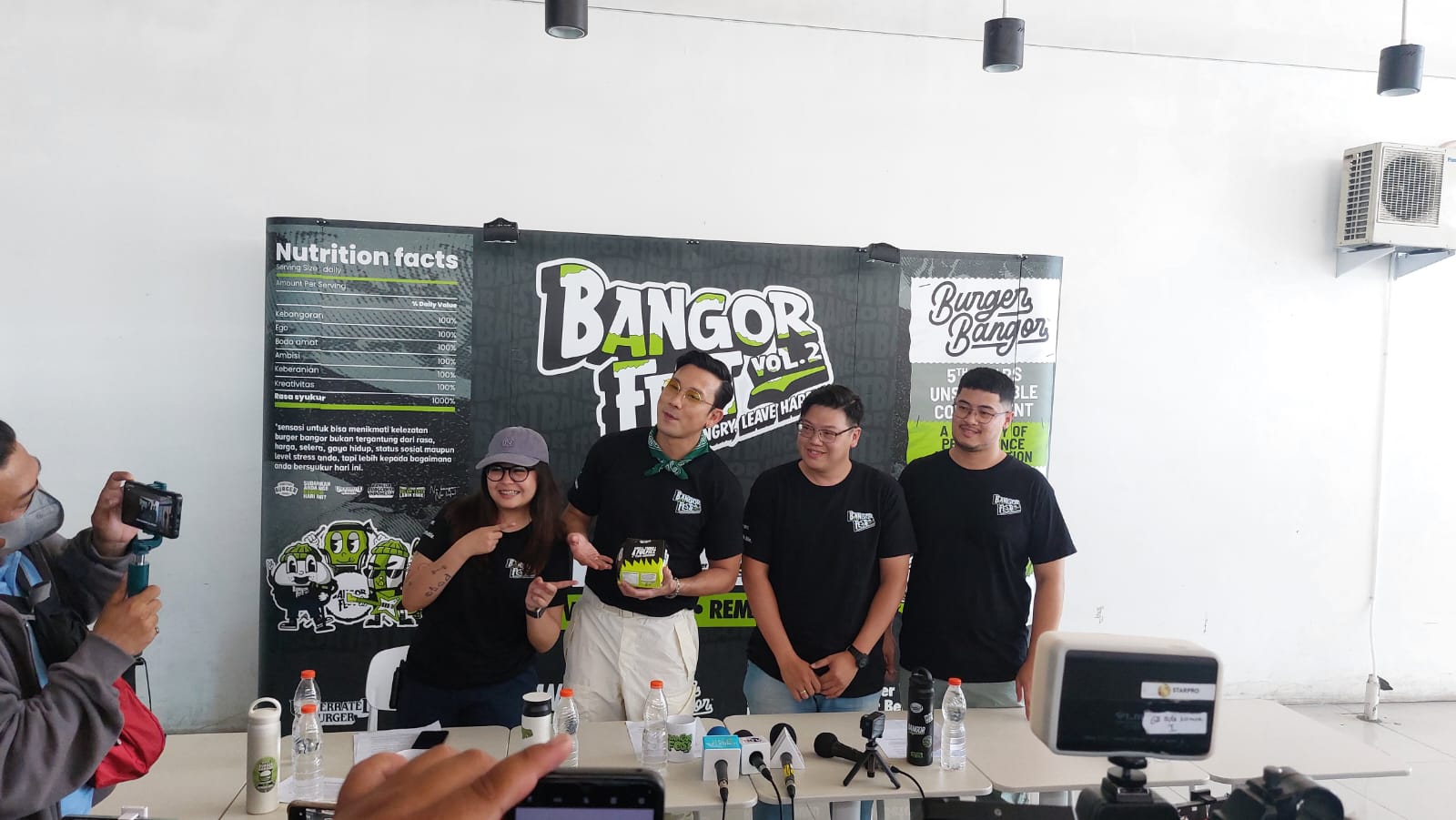 Denny Sumargo Mengadakan Festival Burger Murah Pertama di Indonesia & Rekor Muri Makan Burger Terbanyak
