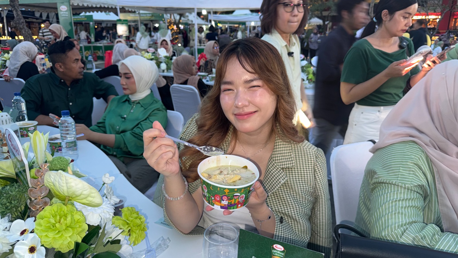 Sasa Pecahkan Rekor MURI Lewat 1.447 Porsi Opor Ayam